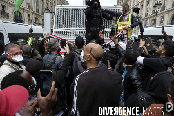 Manifestation à Paris contre la brutalité policière. Protest against police brutality in Paris.