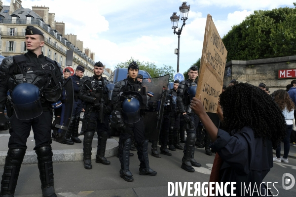 Manifestation à Paris contre la brutalité policière. Protest against police brutality in Paris.