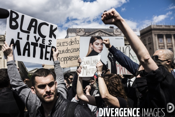 Rassemblement a paris contre le racisme et les violences policieres.