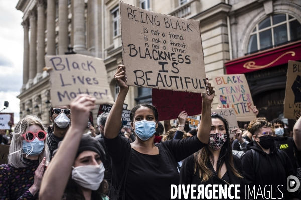 Rassemblement a paris contre le racisme et les violences policieres.