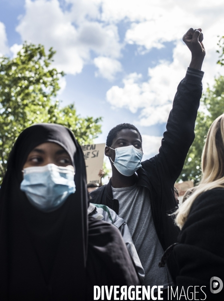 Rassemblement a paris contre le racisme et les violences policieres.