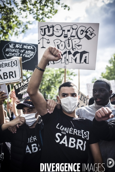 Rassemblement a paris contre le racisme et les violences policieres.