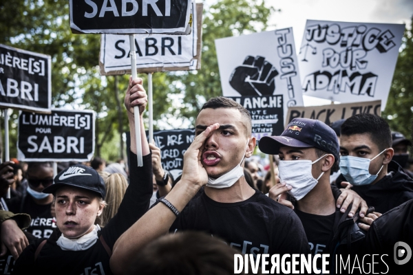 Rassemblement a paris contre le racisme et les violences policieres.