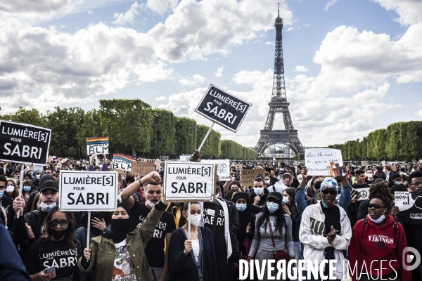 Rassemblement a paris contre le racisme et les violences policieres.