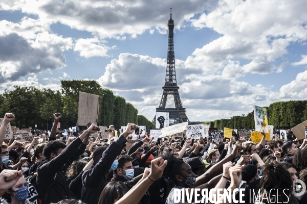 Rassemblement a paris contre le racisme et les violences policieres.