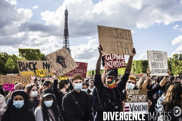 Rassemblement a paris contre le racisme et les violences policieres.