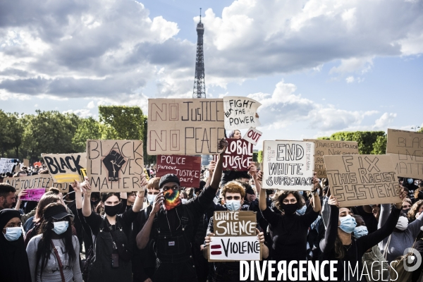 Rassemblement a paris contre le racisme et les violences policieres.