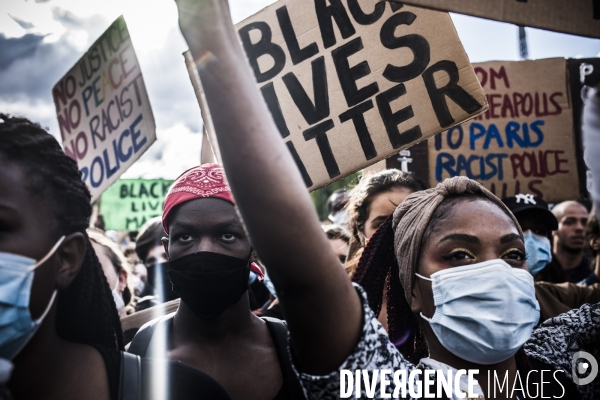 Rassemblement a paris contre le racisme et les violences policieres.