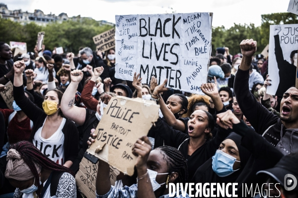 Rassemblement a paris contre le racisme et les violences policieres.