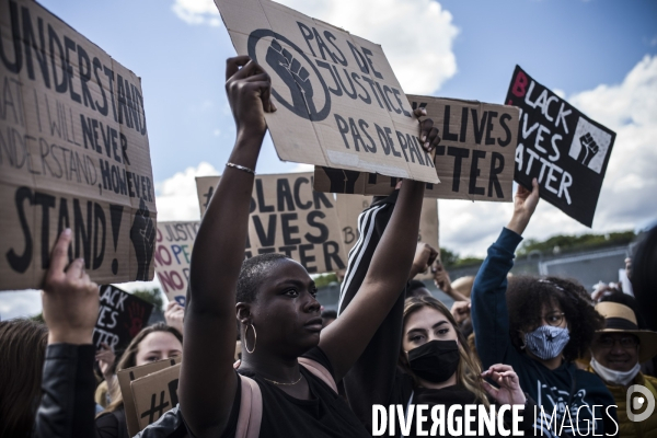 Rassemblement a paris contre le racisme et les violences policieres.