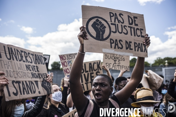 Rassemblement a paris contre le racisme et les violences policieres.