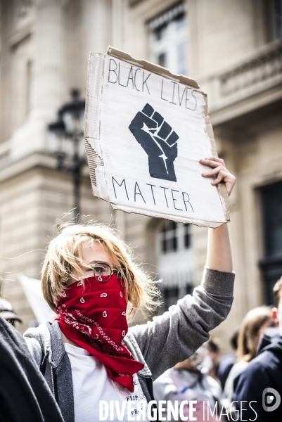 Rassemblement a paris contre le racisme et les violences policieres.