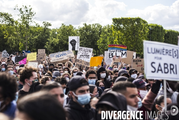 Rassemblement a paris contre le racisme et les violences policieres.