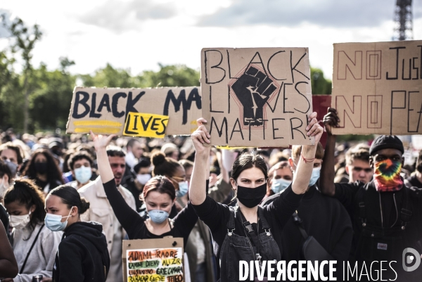 Rassemblement a paris contre le racisme et les violences policieres.