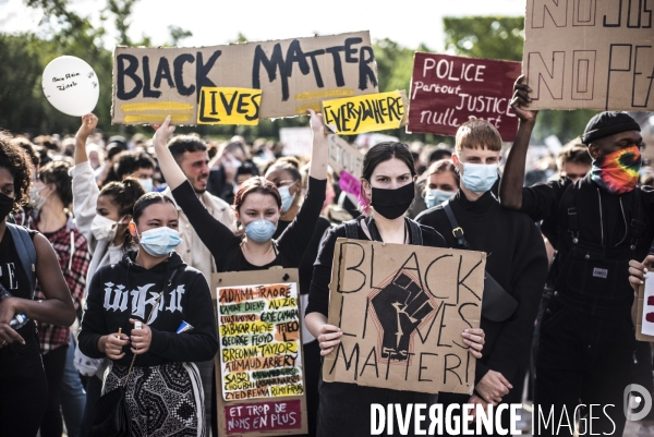 Rassemblement a paris contre le racisme et les violences policieres.