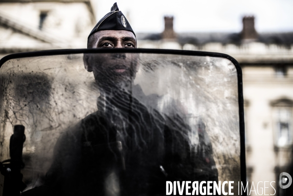 Rassemblement a paris contre le racisme et les violences policieres.