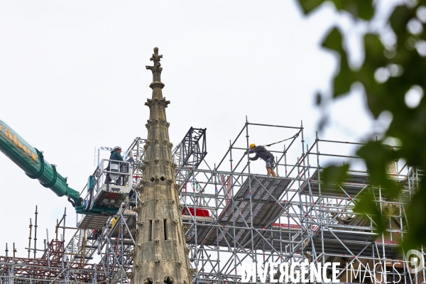 Debut de démontage de l échafaudage de Notre Dame