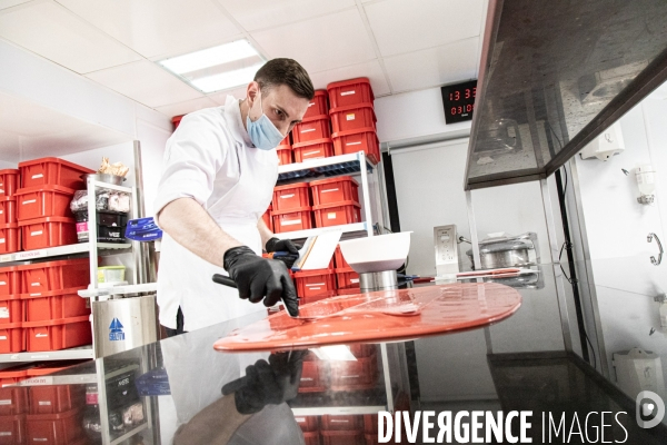 Reprise post-Covid dans l atelier de pâtisserie de Fauchon