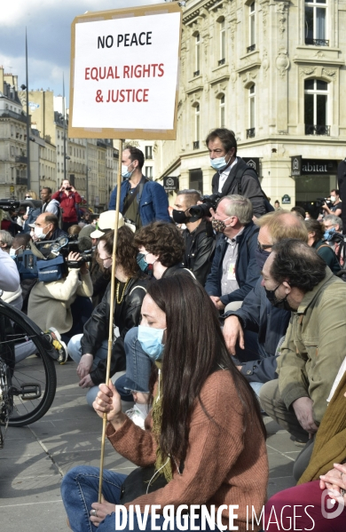 Hommage à George Floyd à l initiative d  SOS racisme: manifestation contre le racisme et les violences policières. Tribute to George Floyd : demonstration against racism and police violence.