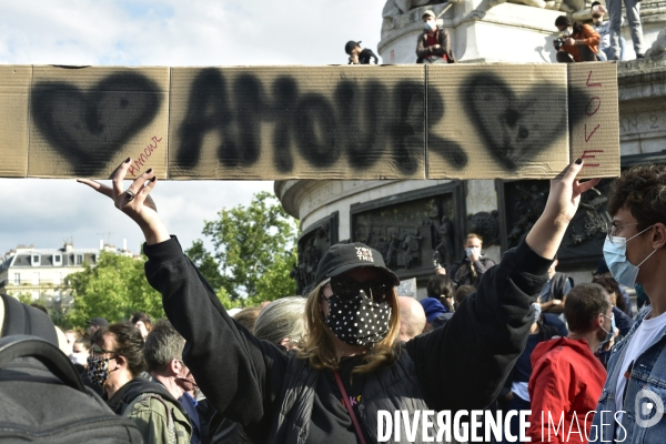 Hommage à George Floyd à l initiative d  SOS racisme: manifestation contre le racisme et les violences policières. Tribute to George Floyd : demonstration against racism and police violence.