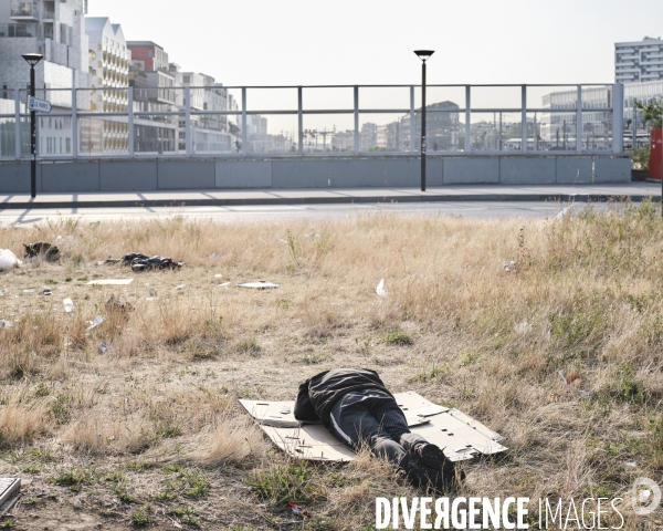 Paris, Porte d Aubervilliers, réfugié allongé