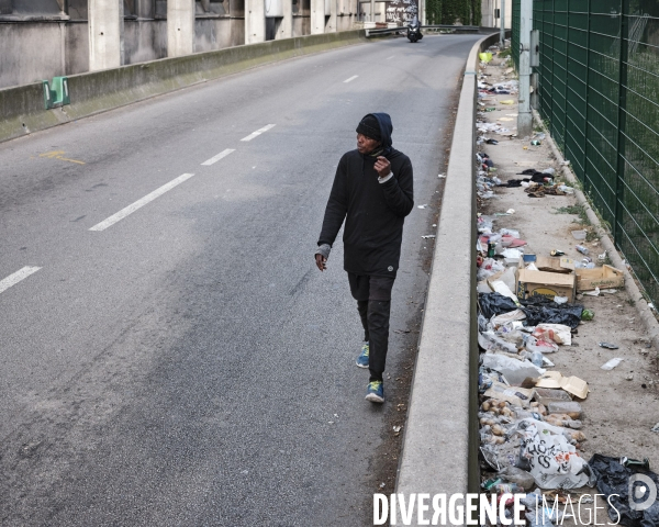 Paris, Porte d Aubervilliers, réfugié mendiant à la sortie du périphérique