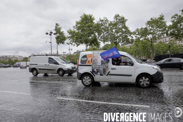 Le syndicat de police ALLIANCE manifeste sur les champs elysees