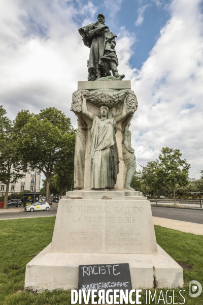 La statue du general gallieni affuble d un panneau raciste