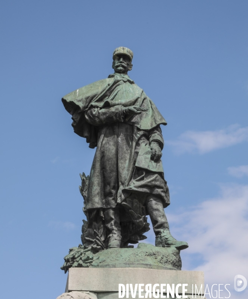La statue du general gallieni affuble d un panneau raciste
