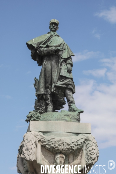 La statue du general gallieni affuble d un panneau raciste