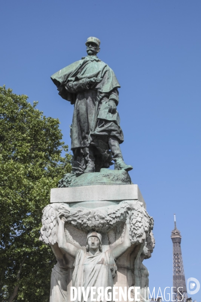 La statue du general gallieni affuble d un panneau raciste