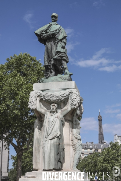 La statue du general gallieni affuble d un panneau raciste