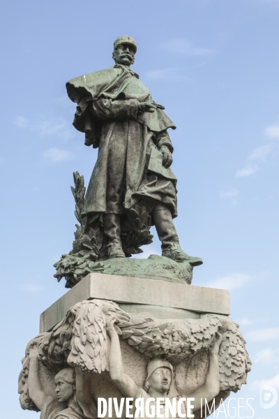 La statue du general gallieni affuble d un panneau raciste