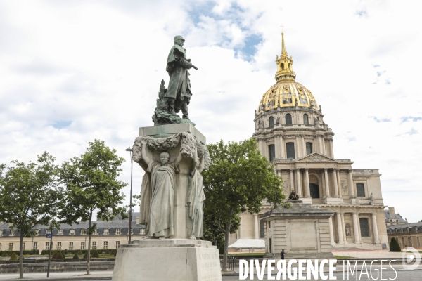 La statue du general gallieni affuble d un panneau raciste