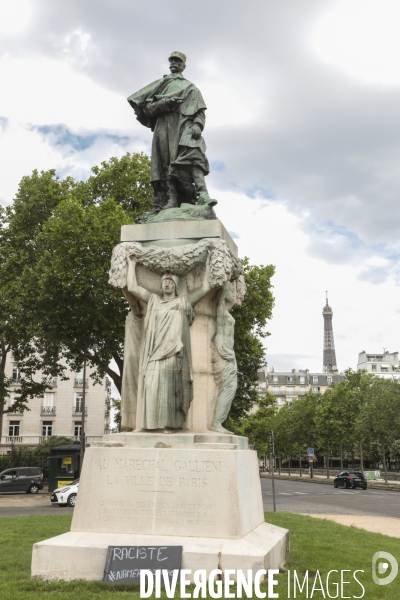 La statue du general gallieni affuble d un panneau raciste