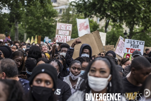 Rassemblement contre les violences policieres en hommage a adama traore.