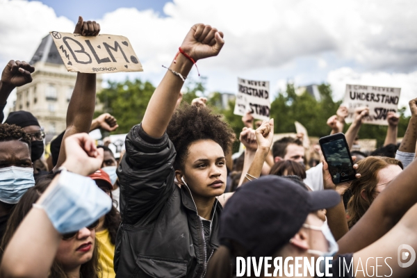 Rassemblement contre les violences policieres en hommage a adama traore.