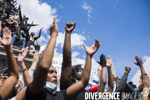 Rassemblement contre les violences policieres en hommage a adama traore.