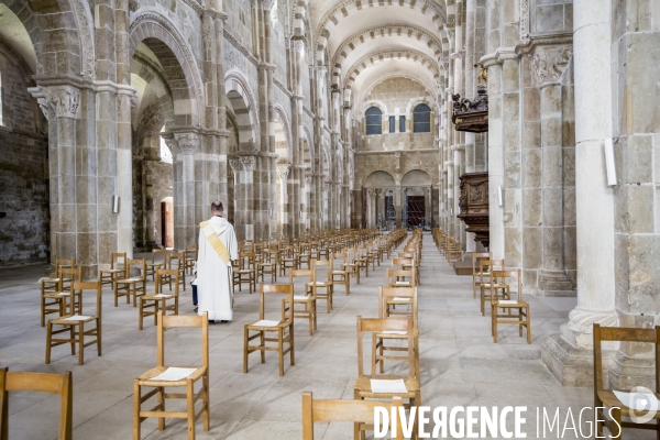 Vezelay - Messe dominicale par temps de Covid-19