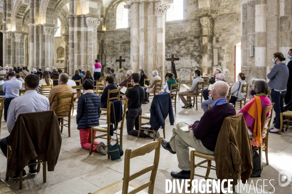 Vezelay - Messe dominicale par temps de Covid-19