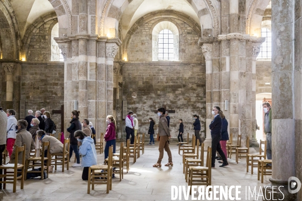 Vezelay - Messe dominicale par temps de Covid-19