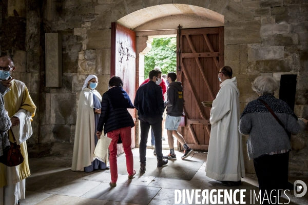 Vezelay - Messe dominicale par temps de Covid-19