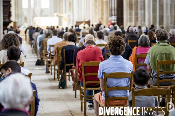 Vezelay - Messe dominicale par temps de Covid-19