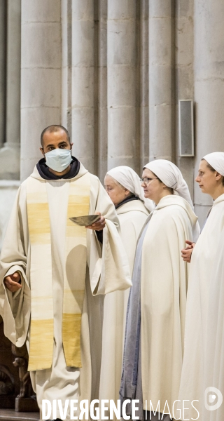 Vezelay - Messe dominicale par temps de Covid-19