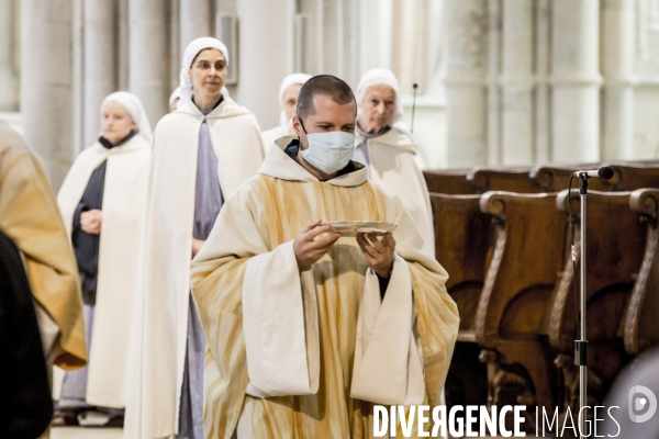 Vezelay - Messe dominicale par temps de Covid-19