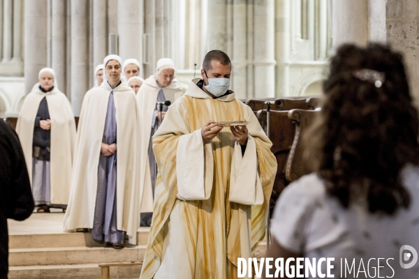 Vezelay - Messe dominicale par temps de Covid-19