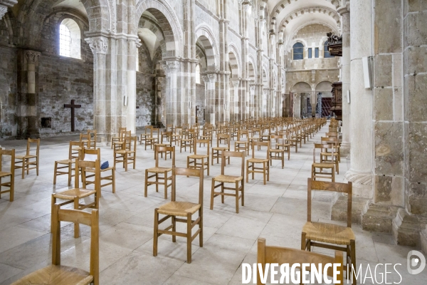 Vezelay - Messe dominicale par temps de Covid-19