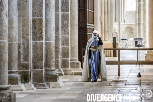Vezelay - Messe dominicale par temps de Covid-19