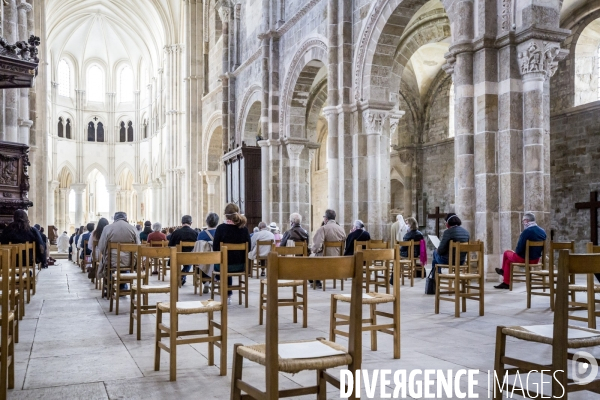 Vezelay - Messe dominicale par temps de Covid-19