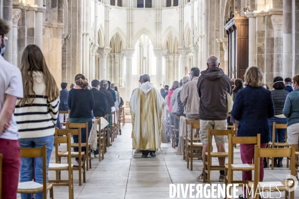 Vezelay - Messe dominicale par temps de Covid-19